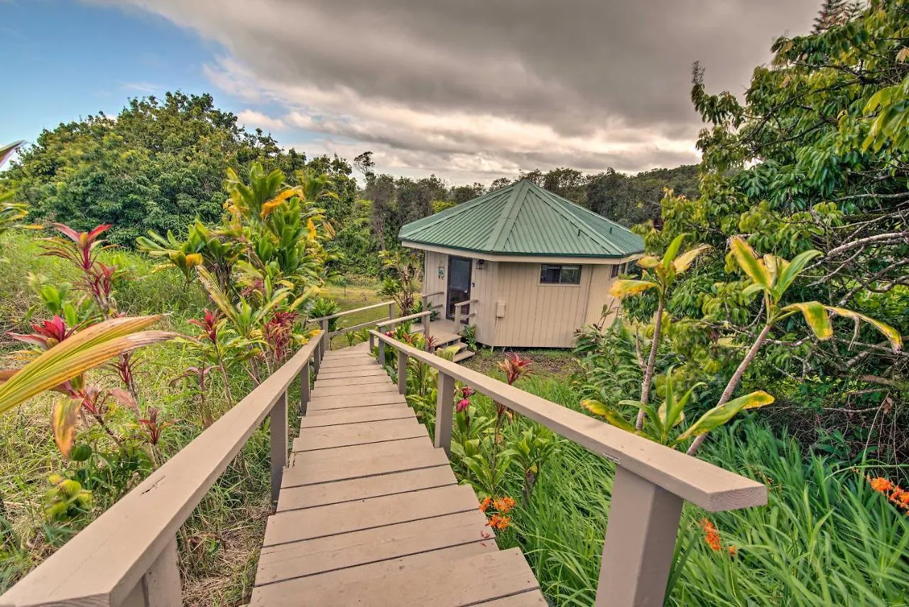 Hilo Couples Retreat About 6 Miles To Honolii Beach!